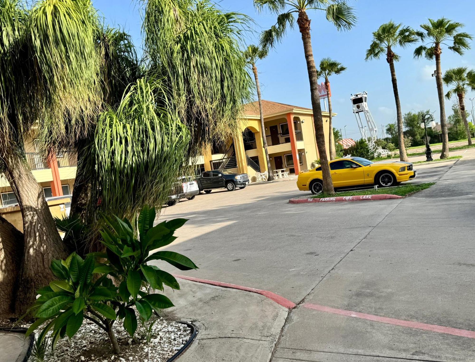 Texas Inn And Suites City Center At University Dr. Edinburg Exterior foto