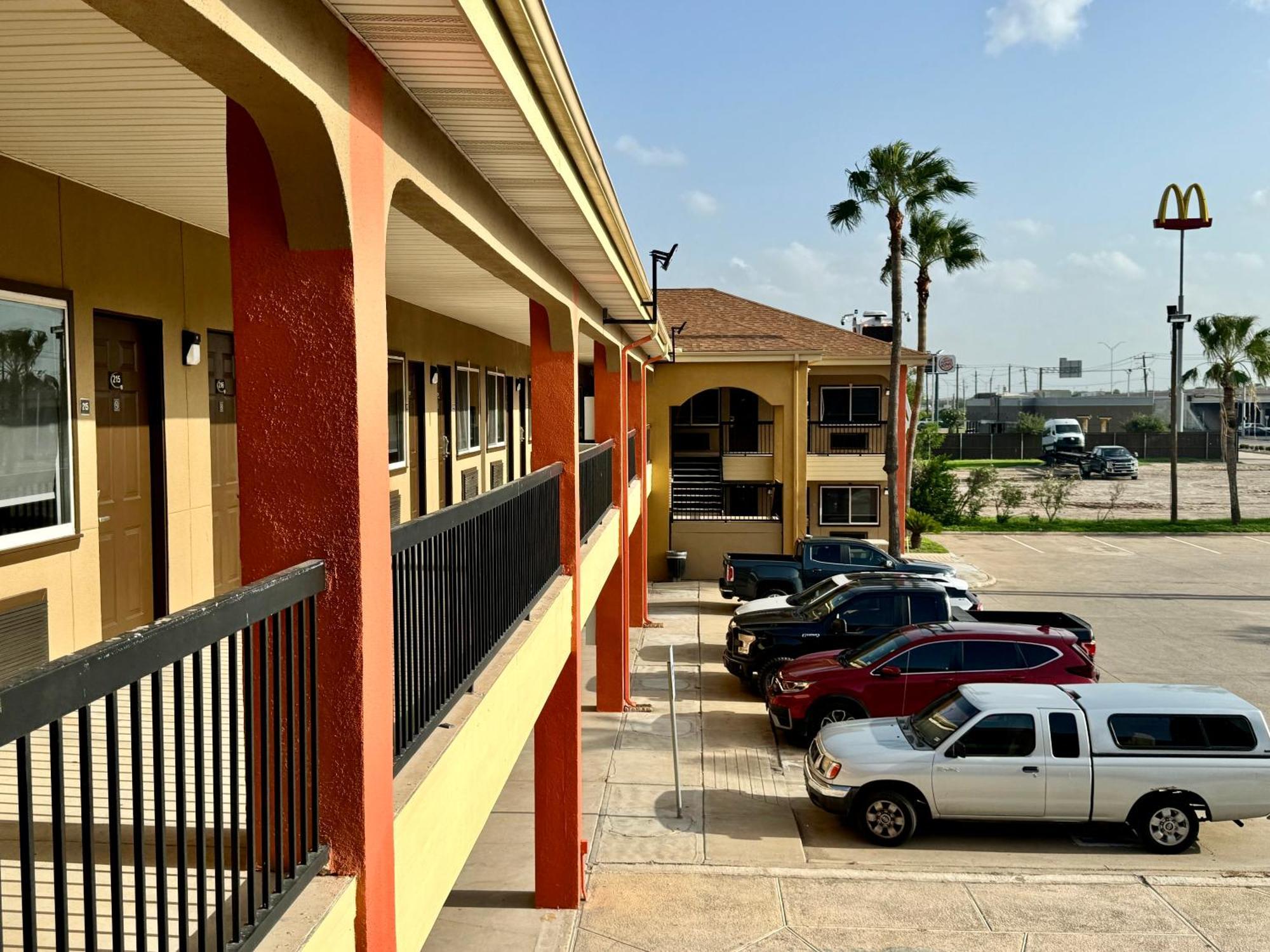 Texas Inn And Suites City Center At University Dr. Edinburg Exterior foto